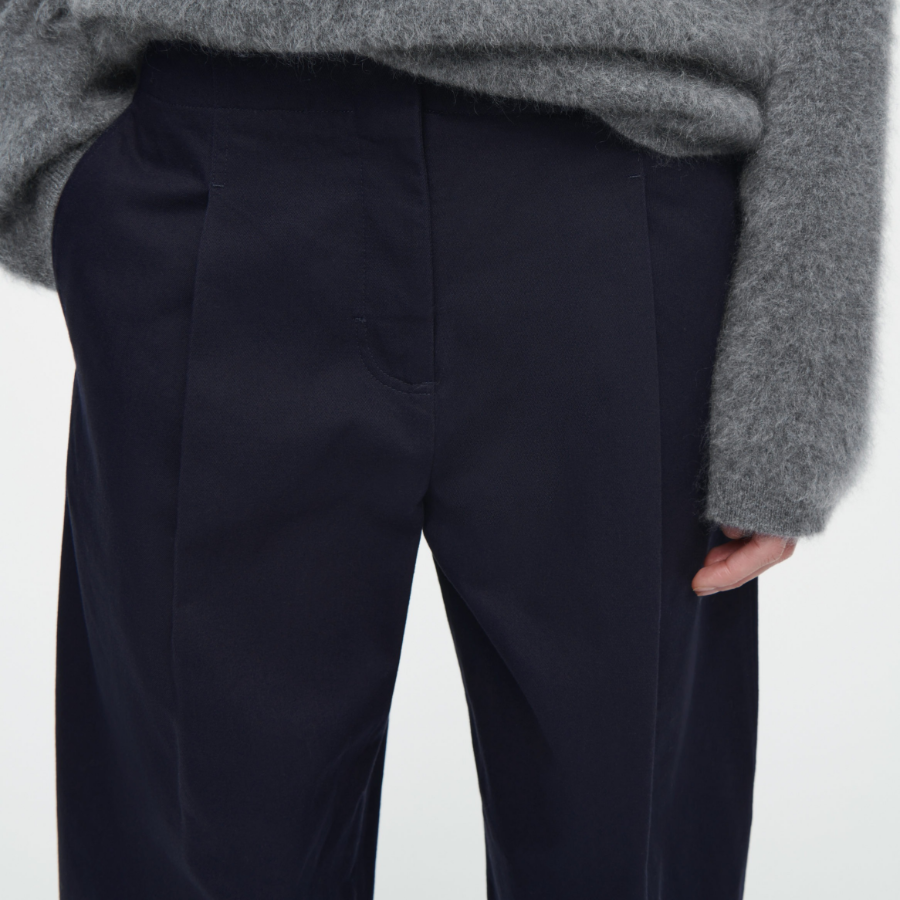 COS Pleated Barrel Leg Chino – Navy
