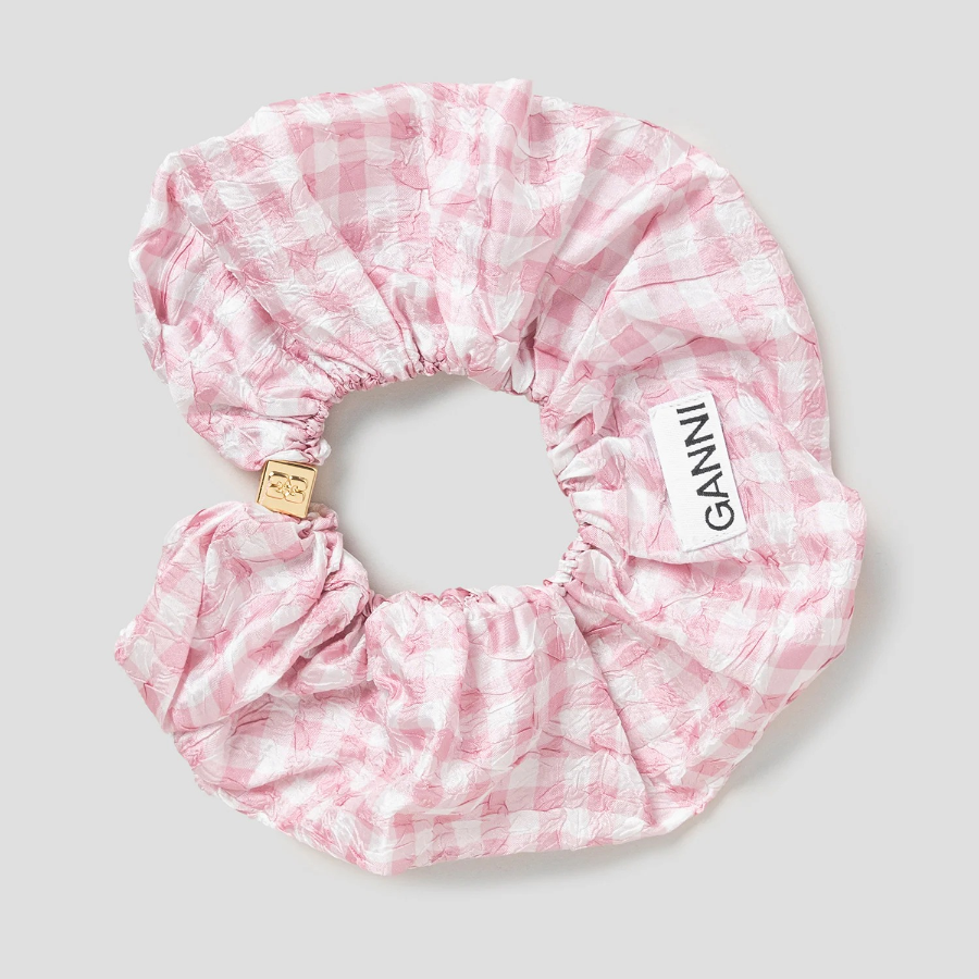 GANNI Shibori Pleat Scrunchie – Light Pink