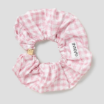 GANNI Shibori Pleat Scrunchie – Light Pink