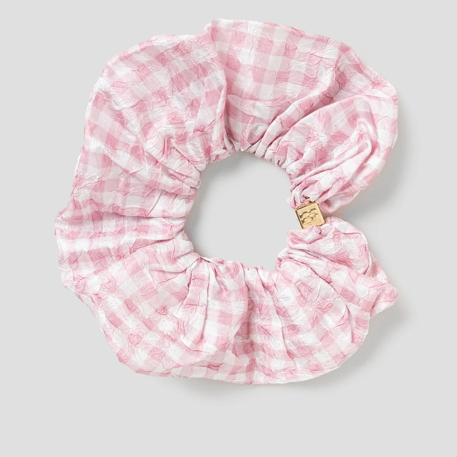 GANNI Shibori Pleat Scrunchie – Light Pink