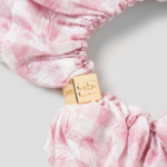 GANNI Shibori Pleat Scrunchie – Light Pink