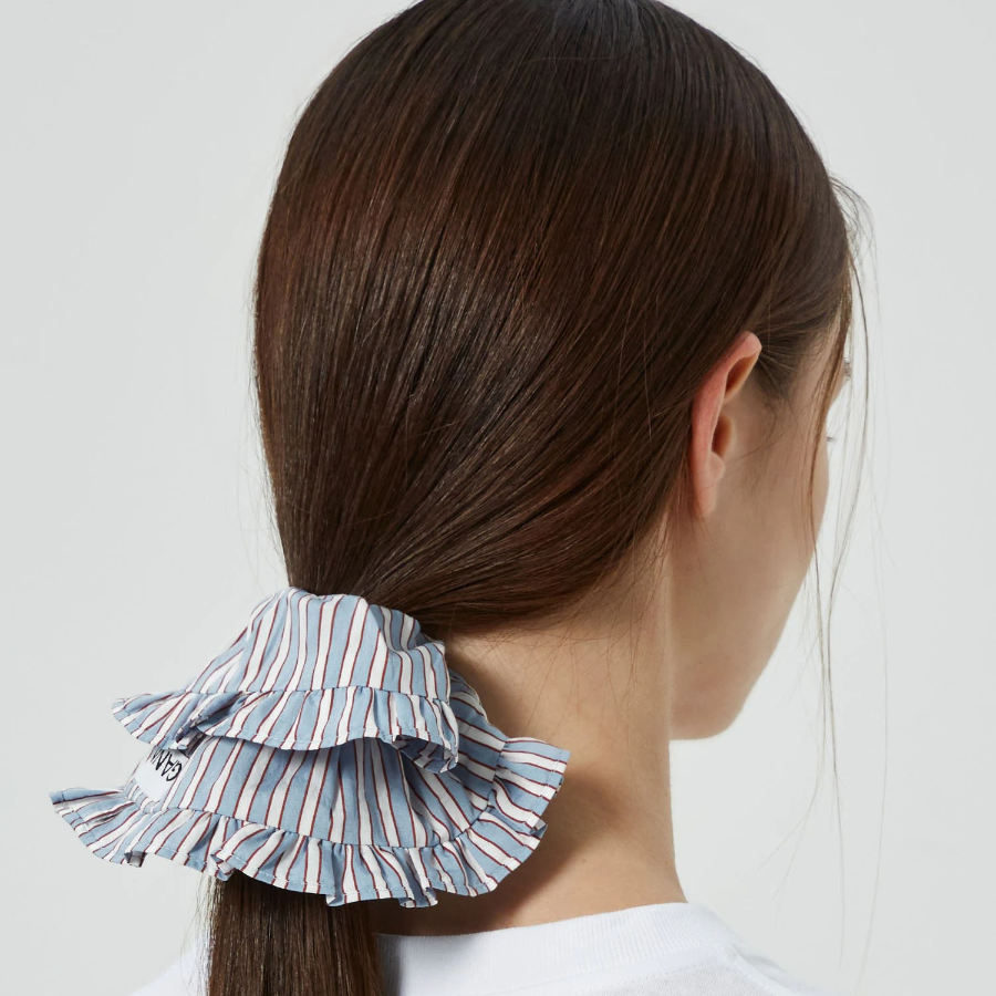 GANNI Yarn Dyed Stripe Frill Scrunchie – Sky Blue