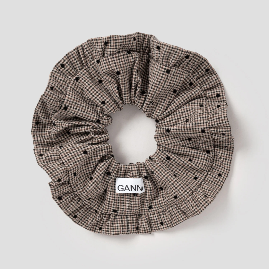 GANNI Flock Check Frill Scrunchie – Tigers Eye