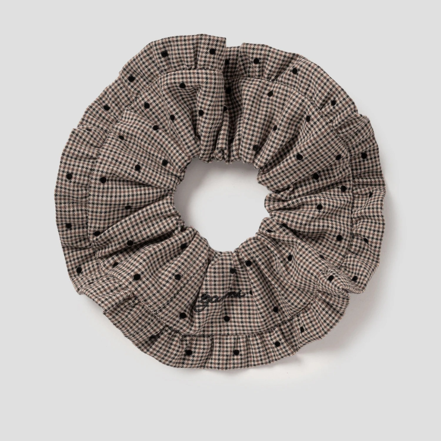 GANNI Flock Check Frill Scrunchie – Tigers Eye