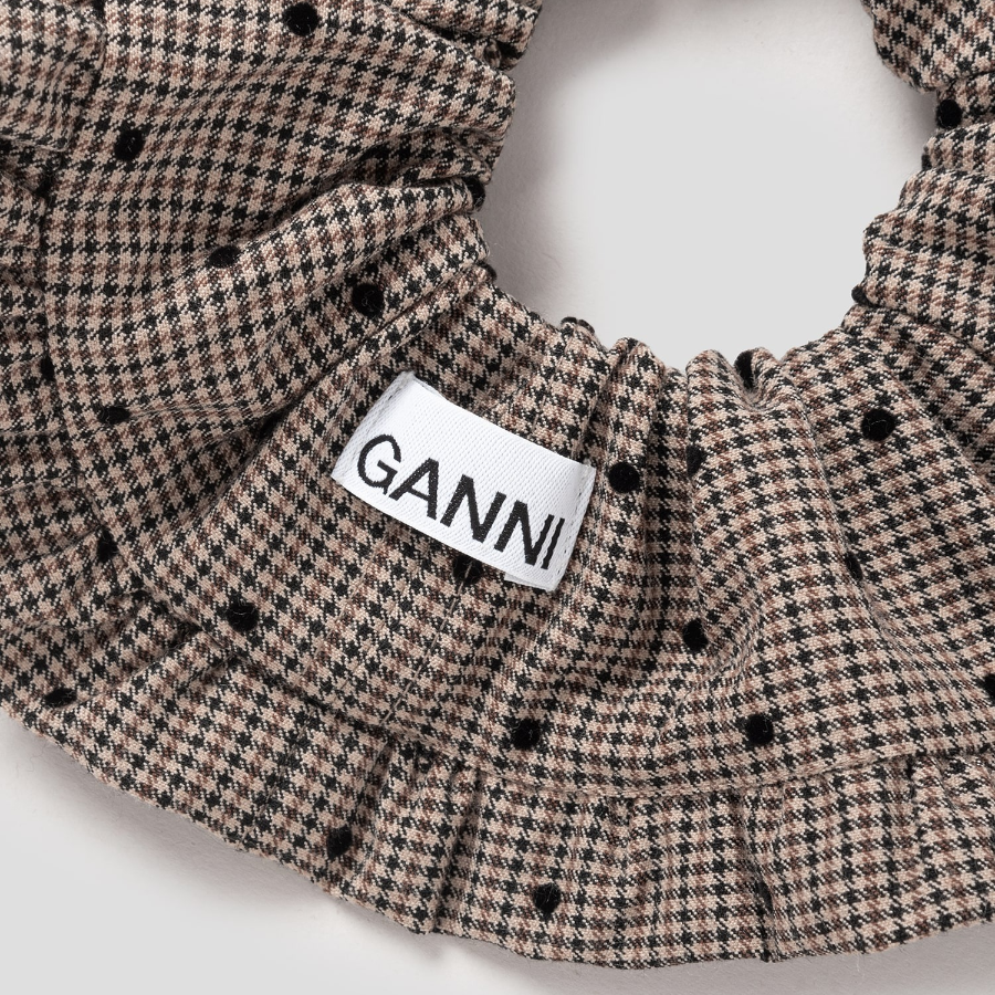 GANNI Flock Check Frill Scrunchie – Tigers Eye