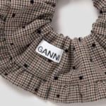 GANNI Flock Check Frill Scrunchie – Tigers Eye