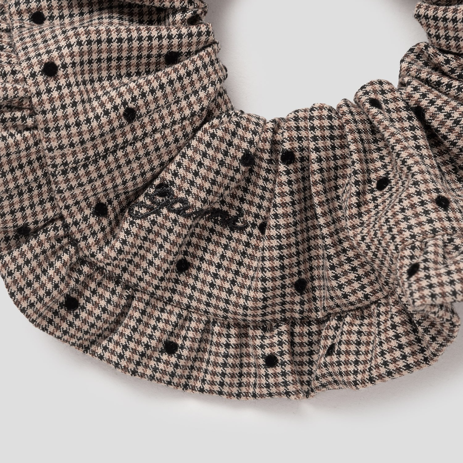 GANNI Flock Check Frill Scrunchie – Tigers Eye