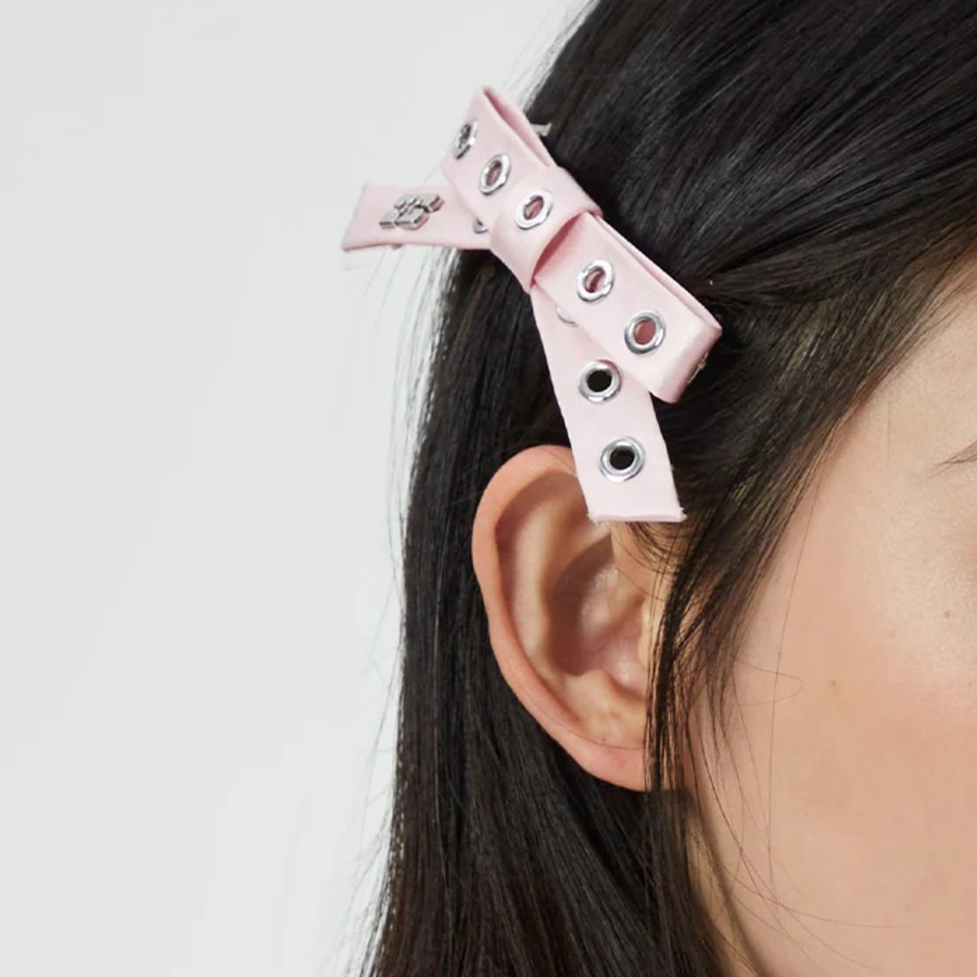 GANNI Eyelet Bow Barrette Satin – Chalk Pink