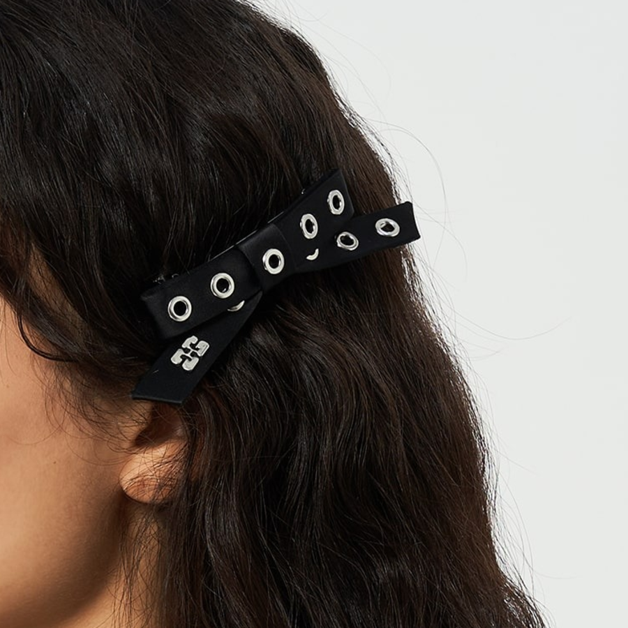 GANNI Eyelet Bow Barrette Satin – Black