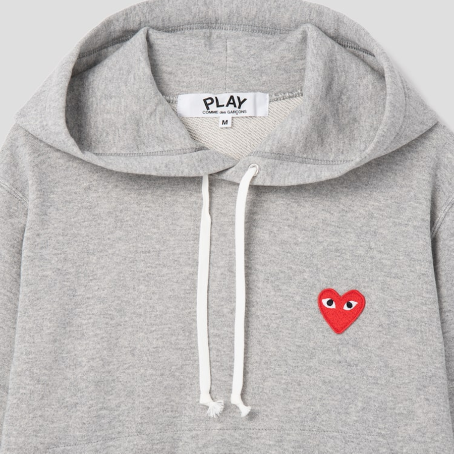 PLAY COMME DES GARÇONS (Women) Red Heart Wappen Hoodie – Grey —