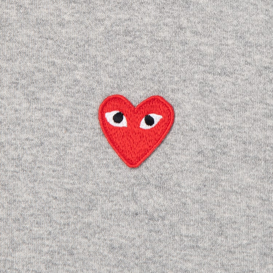 PLAY COMME DES GARÇONS (Women) Red Heart Wappen Hoodie – Grey —