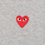 PLAY COMME DES GARÇONS (Women) Red Heart Wappen Hoodie – Grey —