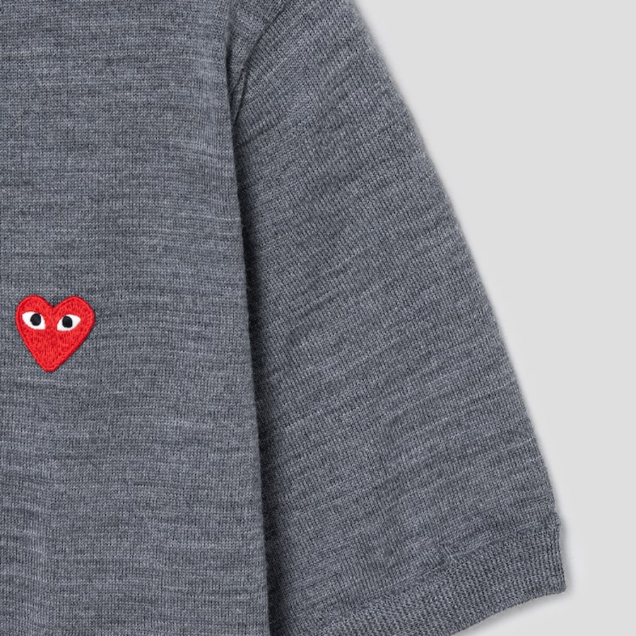 PLAY COMME DES GARÇONS (Unisex) Red Wappen Short Sleeve V-neck Cardigan – Grey