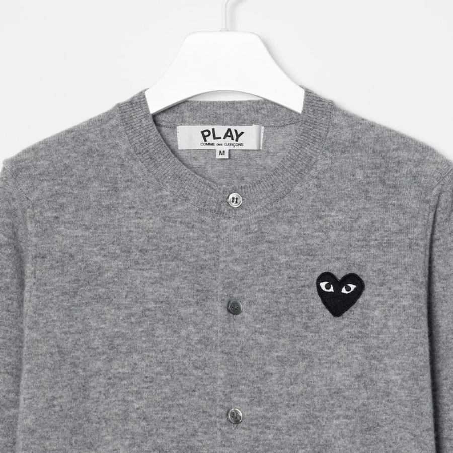 PLAY COMME DES GARÇONS (Unisex) Black Heart Wappen Cardigan – Grey