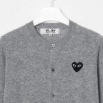 PLAY COMME DES GARÇONS (Unisex) Black Heart Wappen Cardigan – Grey