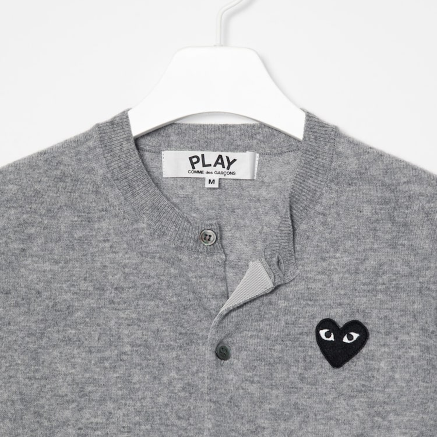 PLAY COMME DES GARÇONS (Unisex) Black Heart Wappen Cardigan – Grey