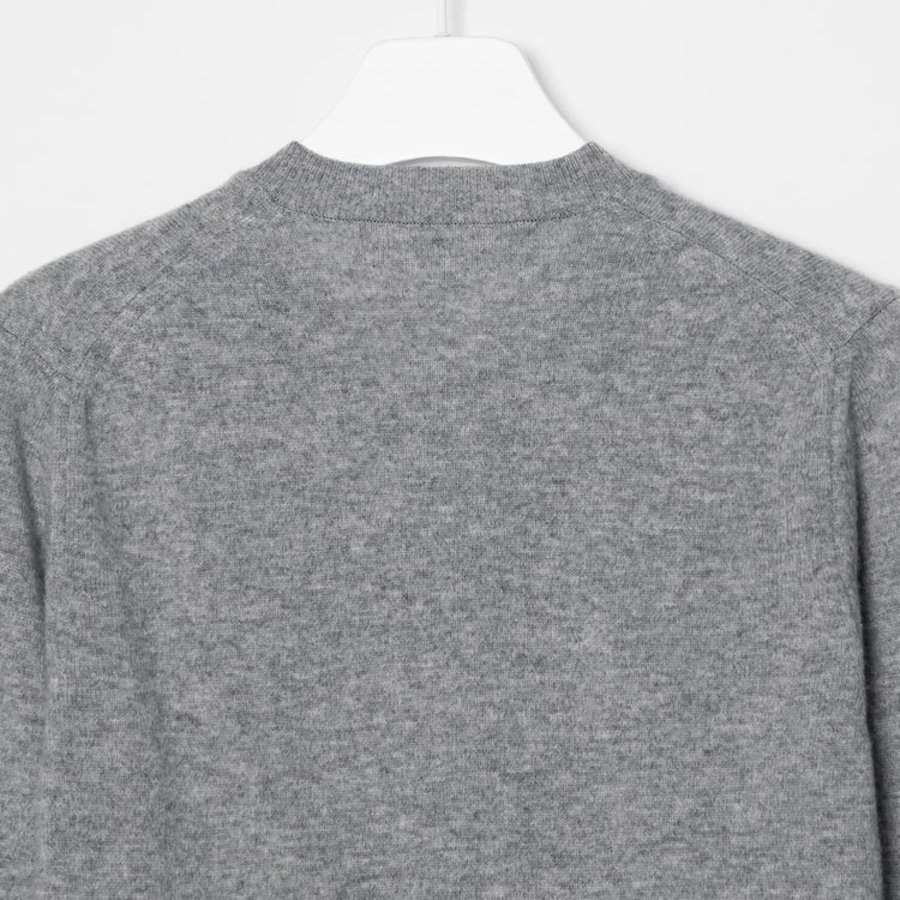 PLAY COMME DES GARÇONS (Unisex) Black Heart Wappen Cardigan – Grey