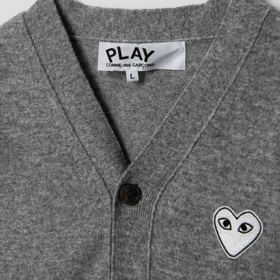 PLAY COMME DES GARÇONS (Unisex) White Heart Wappen Cardigan – Light Grey