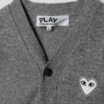 PLAY COMME DES GARÇONS (Unisex) White Heart Wappen Cardigan – Light Grey