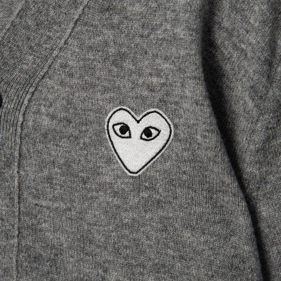 PLAY COMME DES GARÇONS (Unisex) White Heart Wappen Cardigan – Light Grey