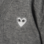 PLAY COMME DES GARÇONS (Unisex) White Heart Wappen Cardigan – Light Grey