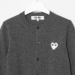 PLAY COMME DES GARÇONS (Unisex) White Heart Wappen Cardigan – Grey
