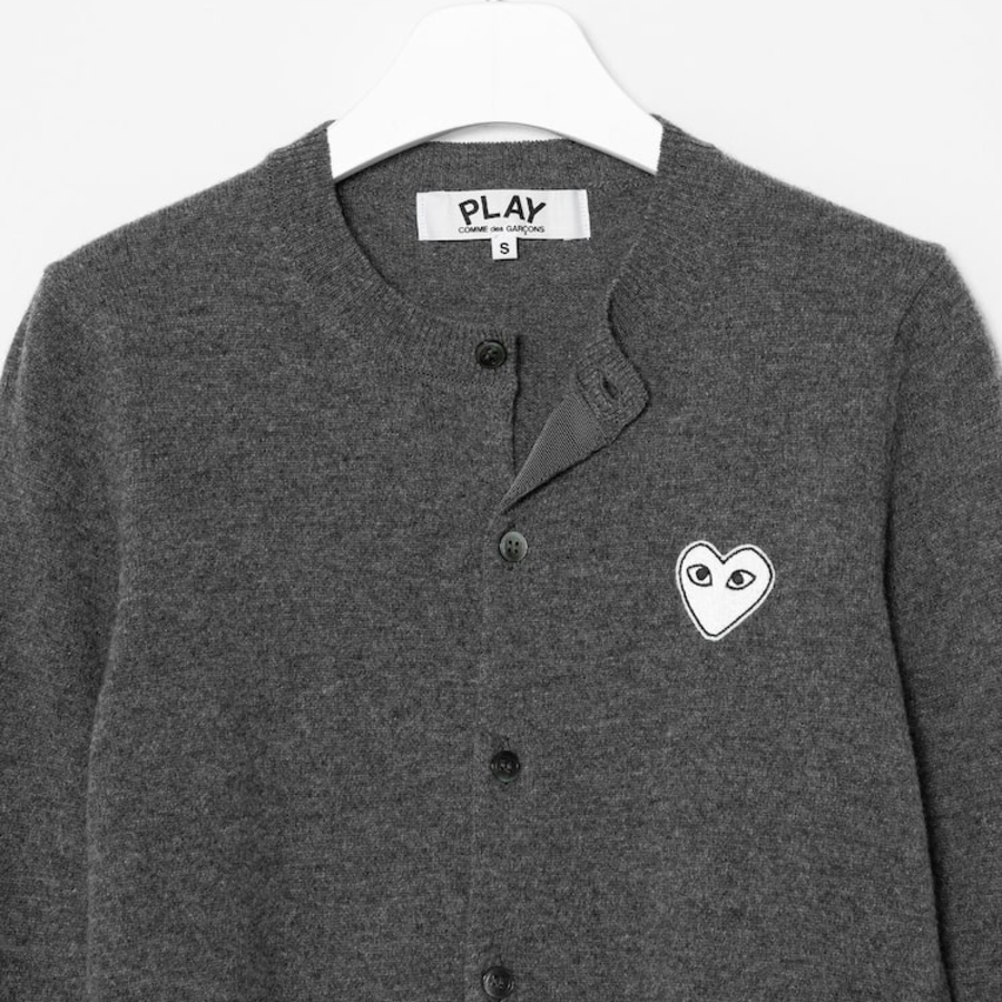 PLAY COMME DES GARÇONS (Unisex) White Heart Wappen Cardigan – Grey