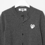 PLAY COMME DES GARÇONS (Unisex) White Heart Wappen Cardigan – Grey