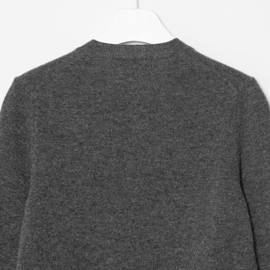 PLAY COMME DES GARÇONS (Unisex) White Heart Wappen Cardigan – Grey