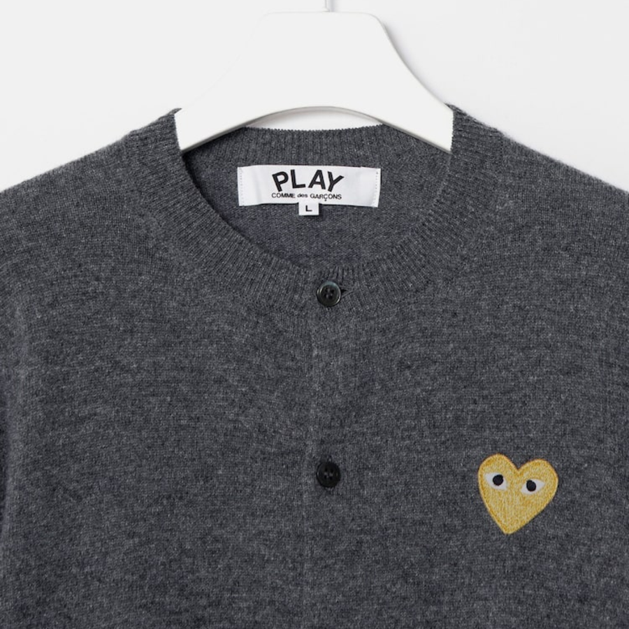PLAY COMME DES GARÇONS (Unisex) Gold Heart Wappen Cardigan – Grey