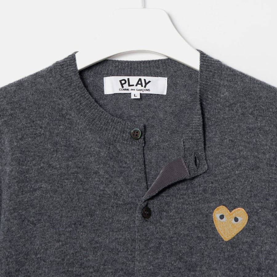 PLAY COMME DES GARÇONS (Unisex) Gold Heart Wappen Cardigan – Grey