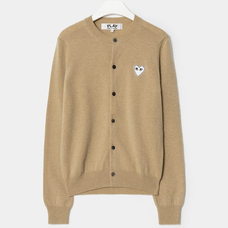 PLAY COMME DES GARÇONS (Unisex) White Heart Wappen Cardigan – Beige