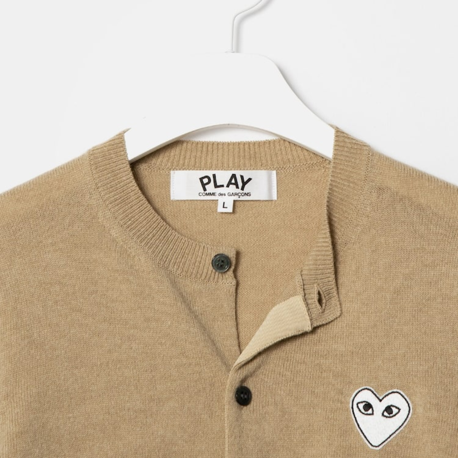PLAY COMME DES GARÇONS (Unisex) White Heart Wappen Cardigan – Beige