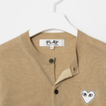 PLAY COMME DES GARÇONS (Unisex) White Heart Wappen Cardigan – Beige
