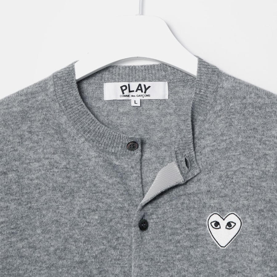 PLAY COMME DES GARÇONS (Unisex) White Heart Wappen Cardigan – Grey