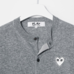 PLAY COMME DES GARÇONS (Unisex) White Heart Wappen Cardigan – Grey
