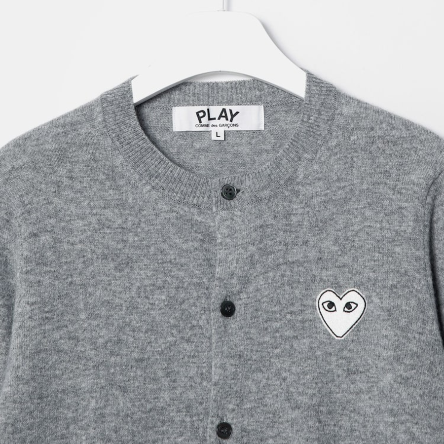 PLAY COMME DES GARÇONS (Unisex) White Heart Wappen Cardigan – Grey