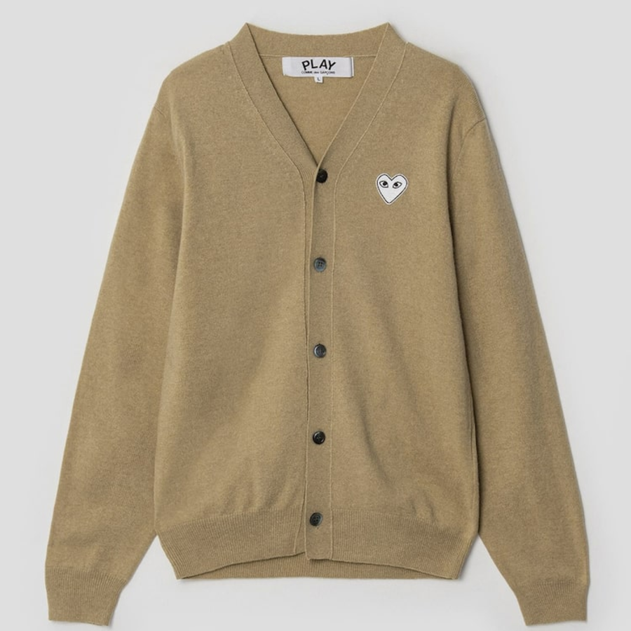 PLAY COMME DES GARÇONS (Unisex) White Heart Wappen Cardigan – Camel
