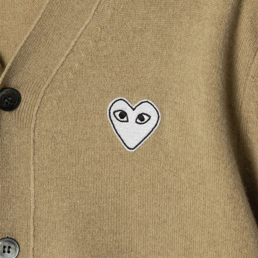PLAY COMME DES GARÇONS (Unisex) White Heart Wappen Cardigan – Camel