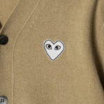 PLAY COMME DES GARÇONS (Unisex) White Heart Wappen Cardigan – Camel
