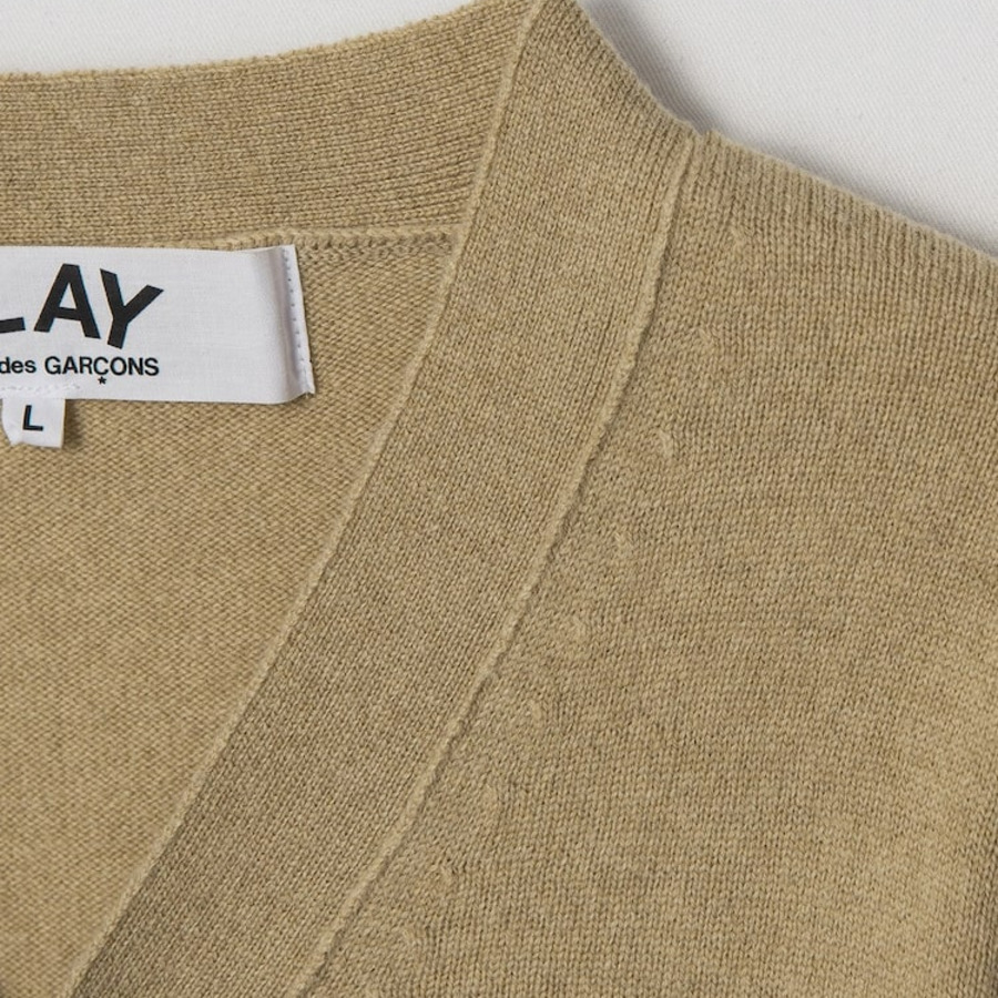PLAY COMME DES GARÇONS (Unisex) White Heart Wappen Cardigan – Camel