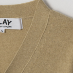 PLAY COMME DES GARÇONS (Unisex) White Heart Wappen Cardigan – Camel