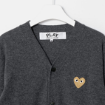 PLAY COMME DES GARÇONS (Unisex) Gold Heart Wappen Cardigan – Grey