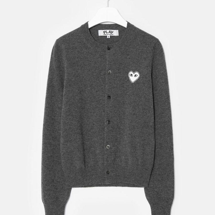 PLAY COMME DES GARÇONS (Unisex) White Heart Wappen Cardigan – Grey