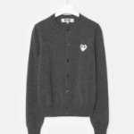PLAY COMME DES GARÇONS (Unisex) White Heart Wappen Cardigan – Grey