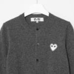 PLAY COMME DES GARÇONS (Unisex) White Heart Wappen Cardigan – Grey
