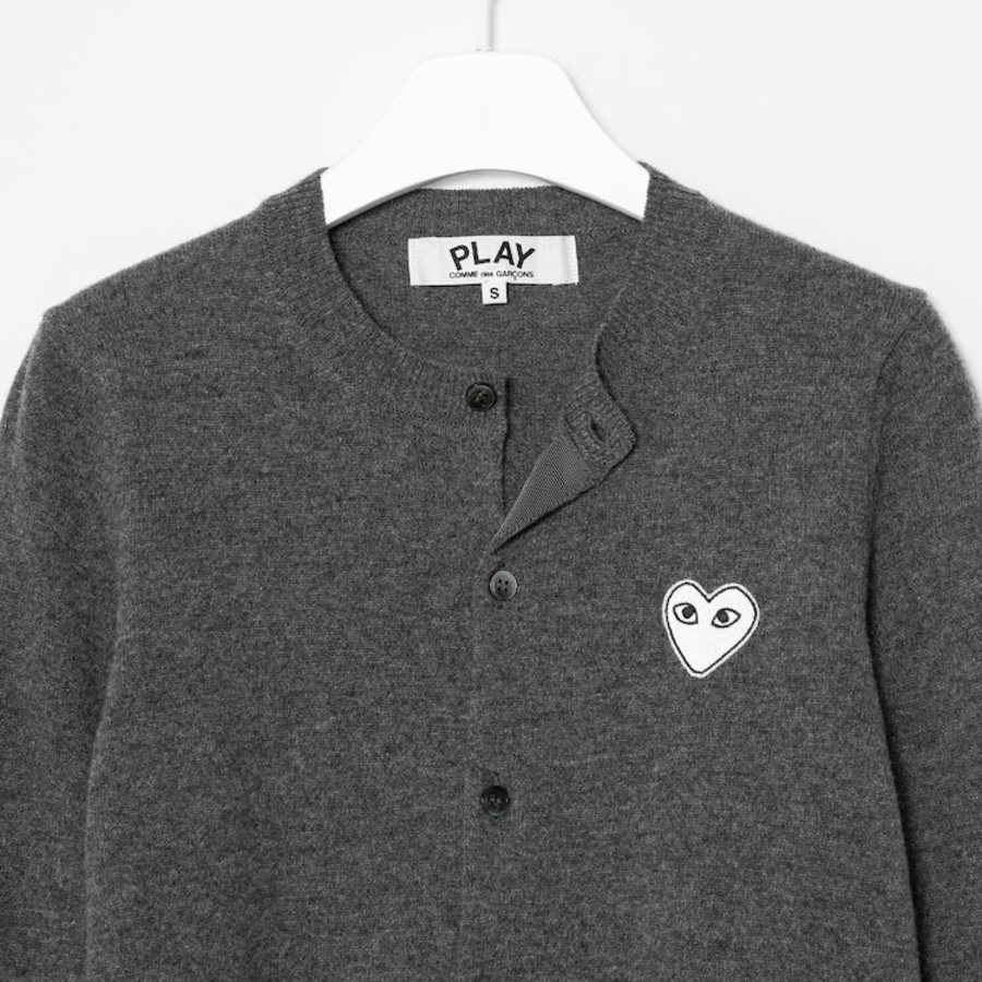 PLAY COMME DES GARÇONS (Unisex) White Heart Wappen Cardigan – Grey