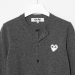 PLAY COMME DES GARÇONS (Unisex) White Heart Wappen Cardigan – Grey