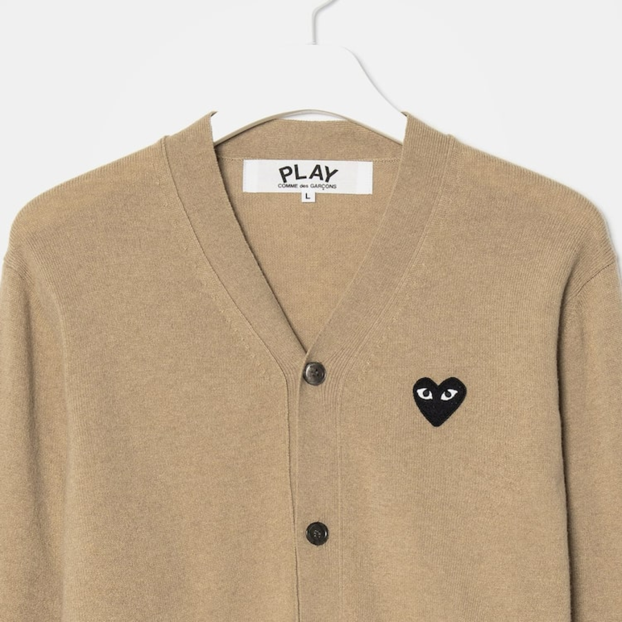 PLAY COMME DES GARÇONS (Unisex) Black Heart Wappen Cardigan – Beige