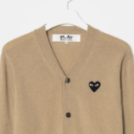 PLAY COMME DES GARÇONS (Unisex) Black Heart Wappen Cardigan – Beige
